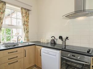 A kitchen or kitchenette at The Mews 