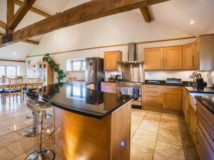 A kitchen or kitchenette at Willow Barn 
