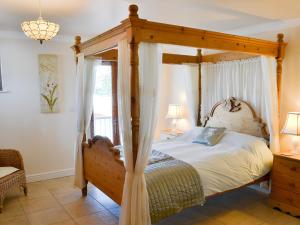 A bed or beds in a room at Flag House 