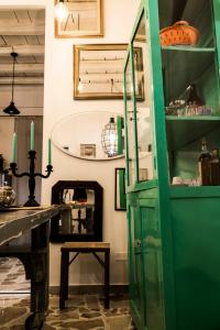 zielona szafka w pokoju ze stołem w obiekcie Casuzza di Girgenti con vista Valle dei Templi! w mieście Agrigento