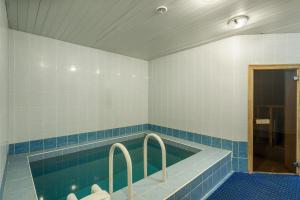 baño con piscina de azulejos azules en Apart-Hotel Nagornoe, en Khimki