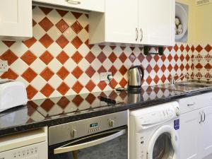 A kitchen or kitchenette at Old Post Office 