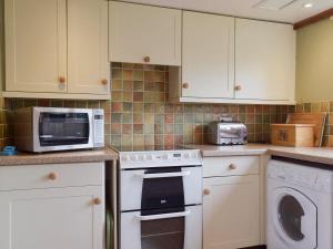 A kitchen or kitchenette at Cardinal Cottage 