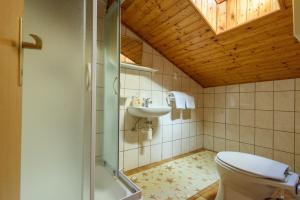 Koupelna v ubytování Accommodation Mamut + 37 fotografií