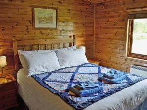 A bed or beds in a room at Wren Lodge 