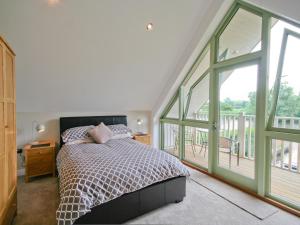 A bed or beds in a room at Edgewater 