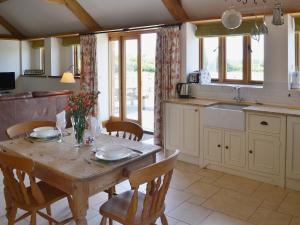 A kitchen or kitchenette at Dairy Barn 