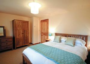 A bed or beds in a room at Lower Granary 