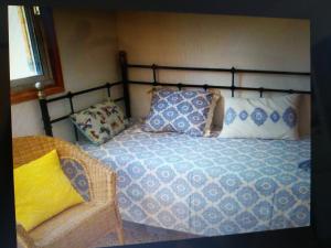 1 dormitorio con cama con almohadas y sofá en MAGIC SUN Loft, en Candelaria