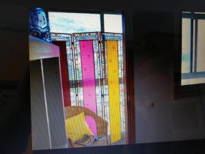 una vetrata colorata con una sedia di fronte di MAGIC SUN Loft a Candelaria