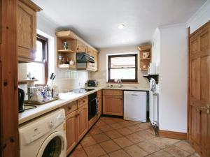 A kitchen or kitchenette at Field View 