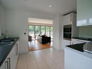 A kitchen or kitchenette at Edgewater 