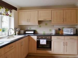 A kitchen or kitchenette at Carleton Cottage 