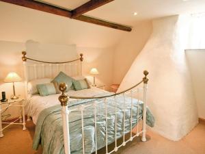 A bed or beds in a room at The Bake House 