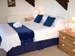 A bed or beds in a room at Clematis Cottage 