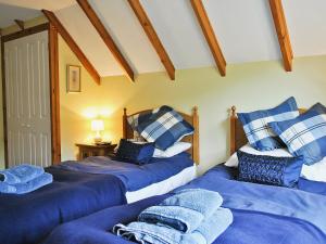 A bed or beds in a room at Riverside Cottage 