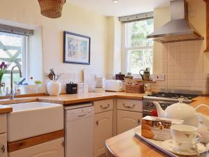 A kitchen or kitchenette at Sugar Hill Farm 