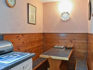 A kitchen or kitchenette at Scarcroft Cottage 
