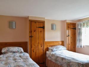 A bed or beds in a room at Scarcroft Cottage 
