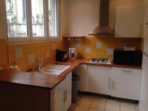 Appartement Spacieux Valsoisにあるキッチンまたは簡易キッチン