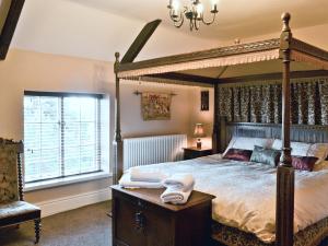 A bed or beds in a room at Laburnum Cottage 
