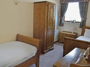 A bed or beds in a room at Crag End 