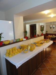 un long comptoir avec des bols jaunes et de la vaisselle dans l'établissement Penzion Eka, à Brezno