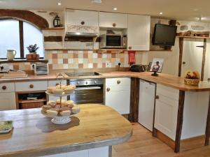 A kitchen or kitchenette at The Byre