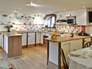 A kitchen or kitchenette at The Byre 