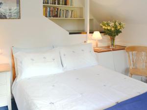 A bed or beds in a room at Wysteria Cottage 