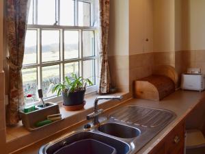 A kitchen or kitchenette at The Old Cart-Shed 
