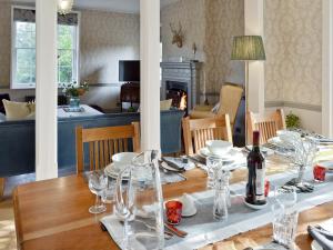 A restaurant or other place to eat at The Old Vicarage 