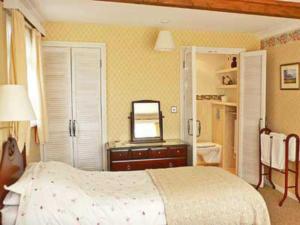 A bed or beds in a room at Potting Shed 