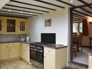 A kitchen or kitchenette at Old Post Office Cottage 