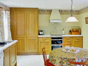 A kitchen or kitchenette at Potting Shed 