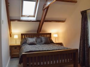 A bed or beds in a room at The Coach House 