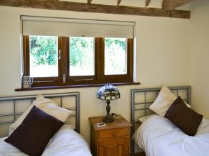 A bed or beds in a room at Cider Cottage 