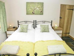 A bed or beds in a room at Reysons Barn 