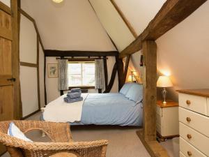 A bed or beds in a room at Blackbird Cottage 