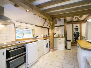 A kitchen or kitchenette at Wren Cottage 