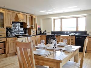 A restaurant or other place to eat at Brynbanc Lodge 