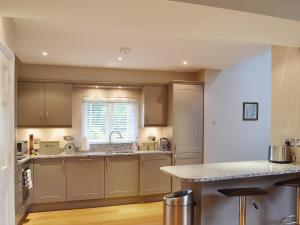 A kitchen or kitchenette at Grovelands Lodge 