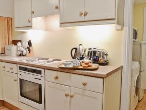 A kitchen or kitchenette at Pippins 