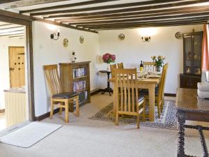 A restaurant or other place to eat at Old Post Office Cottage 