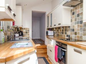 A kitchen or kitchenette at Butterfly Cottage 