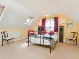 A bed or beds in a room at Windy Mundy Farm 