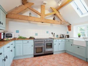 A kitchen or kitchenette at Stockbatch Granary 