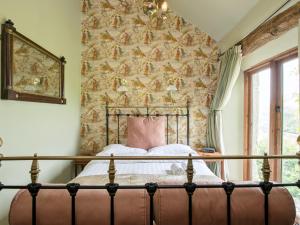 A bed or beds in a room at Priest Hill 