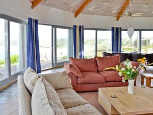 A seating area at Shark Fin 