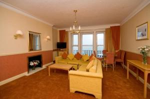 A seating area at Best Western Royal Beach Hotel 